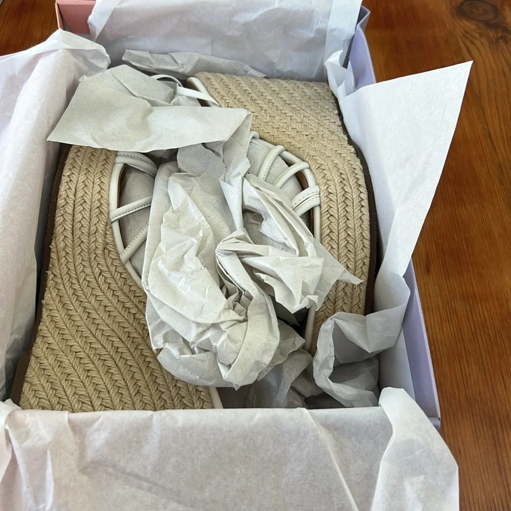 New in Box Lisa Vicky‎ Gaze V White Sheep Napa Espadrille wedge sandal size 8